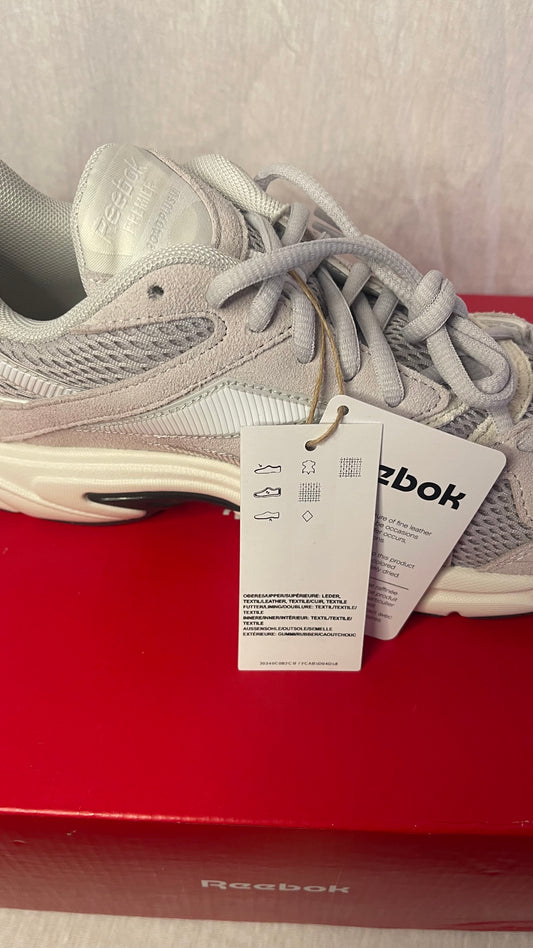 NEW IN BOX / Women's Size 8 Reebok Shoes