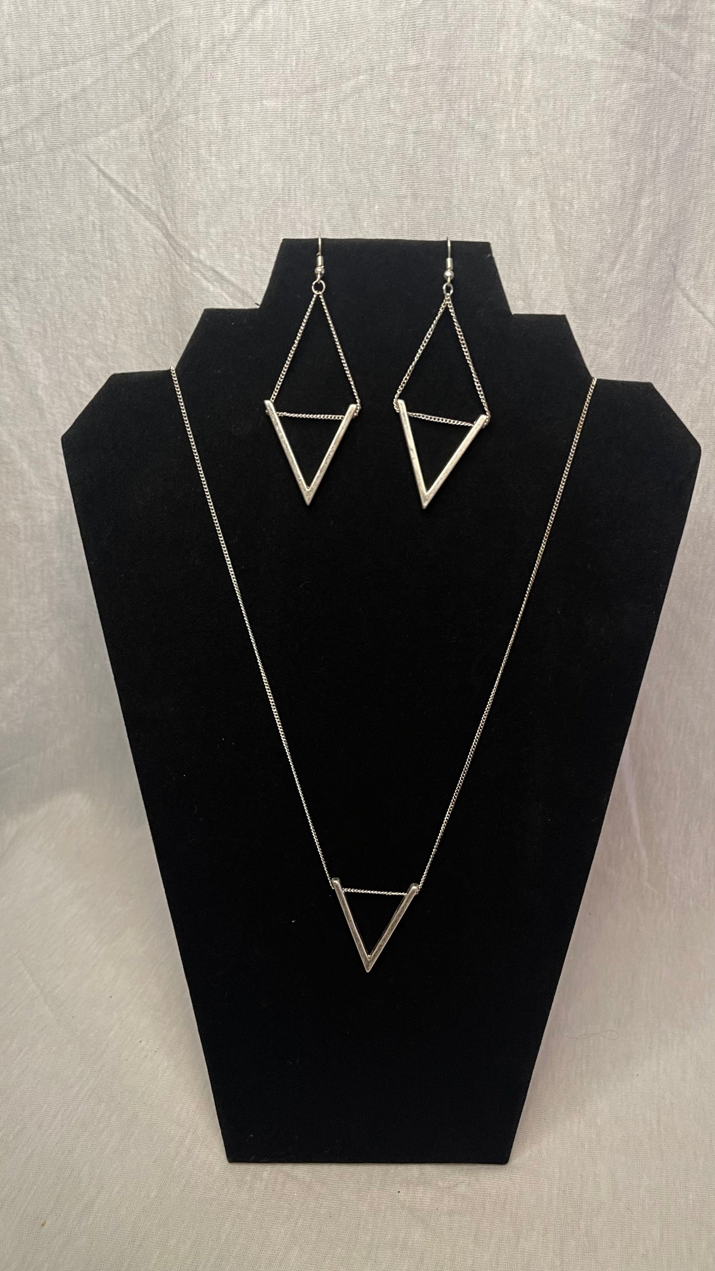 NWOT / V-Shaped Necklace and Earring Set