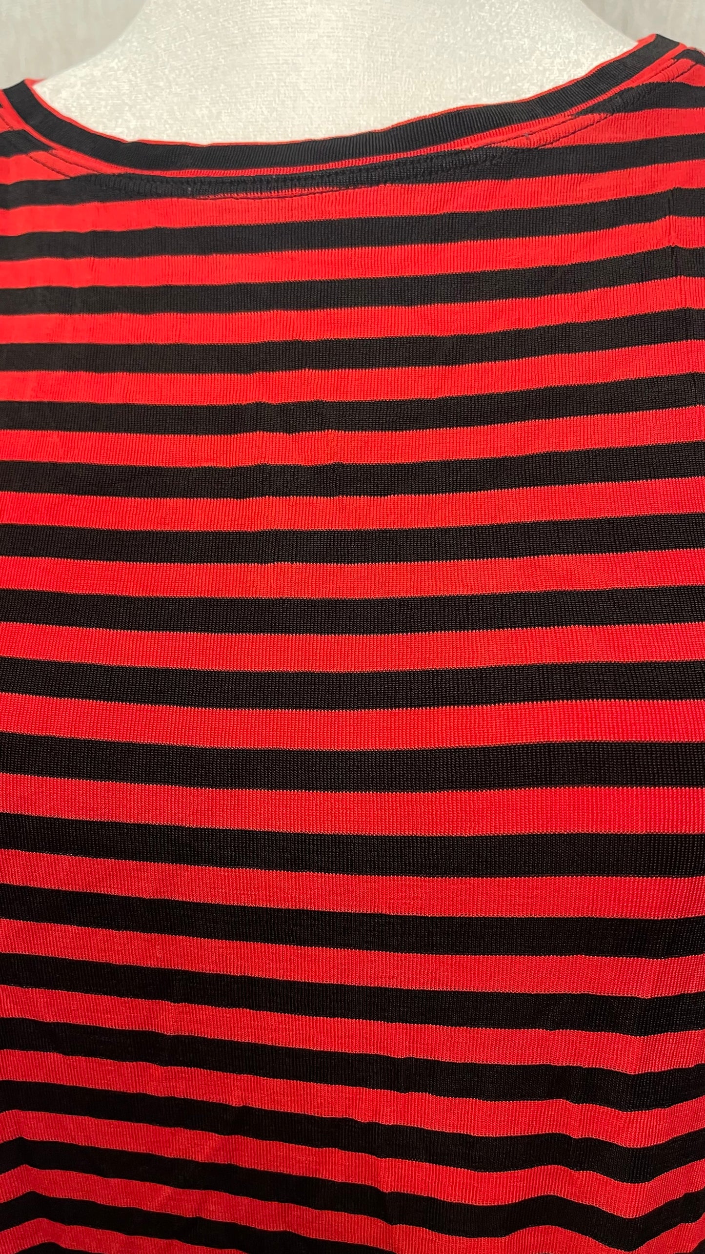 Size 1 (M/L) Red and Black Striped Short Sleeve Top