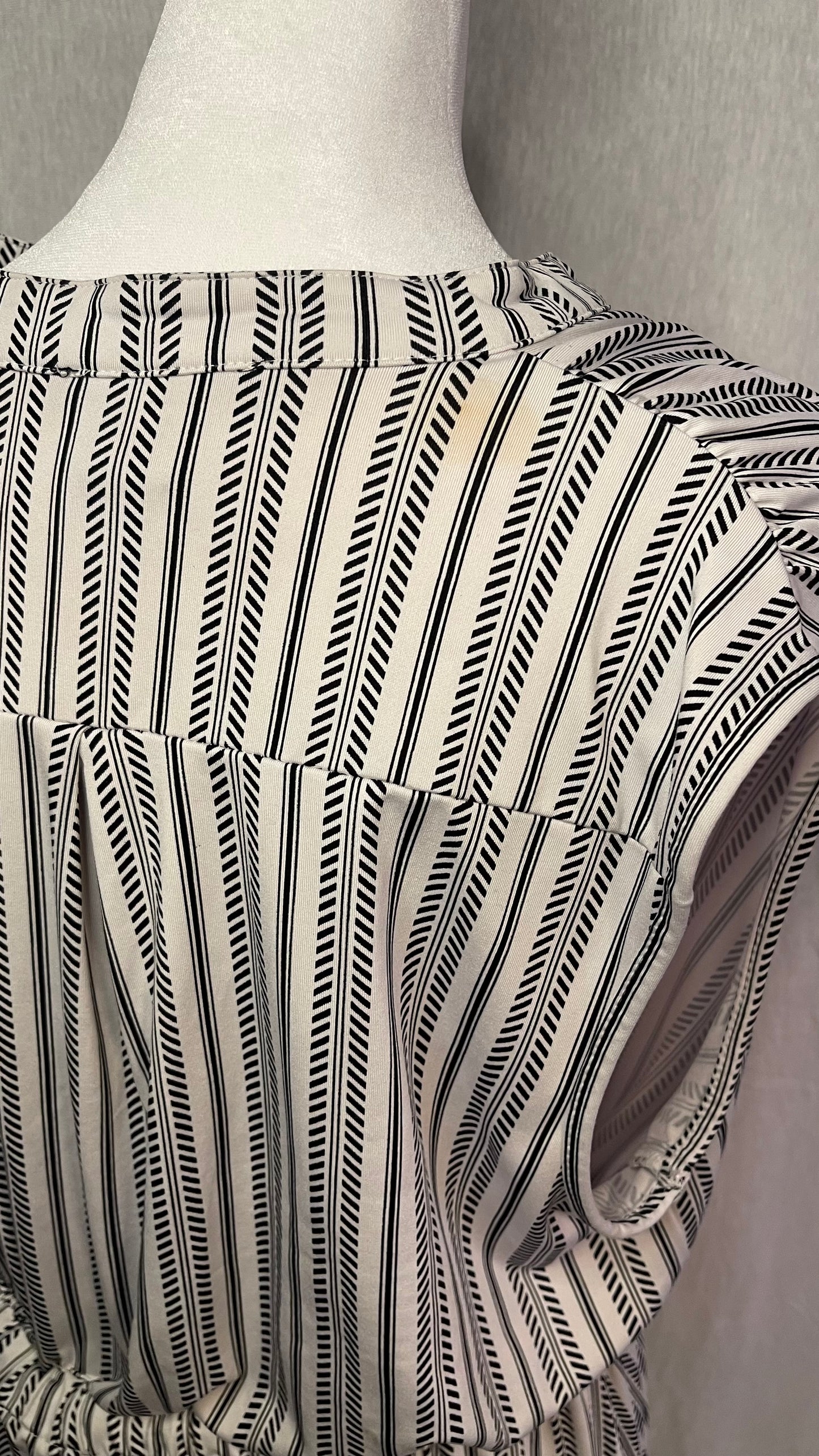 LAST CHANCE / LG Black and White Chevron Dress