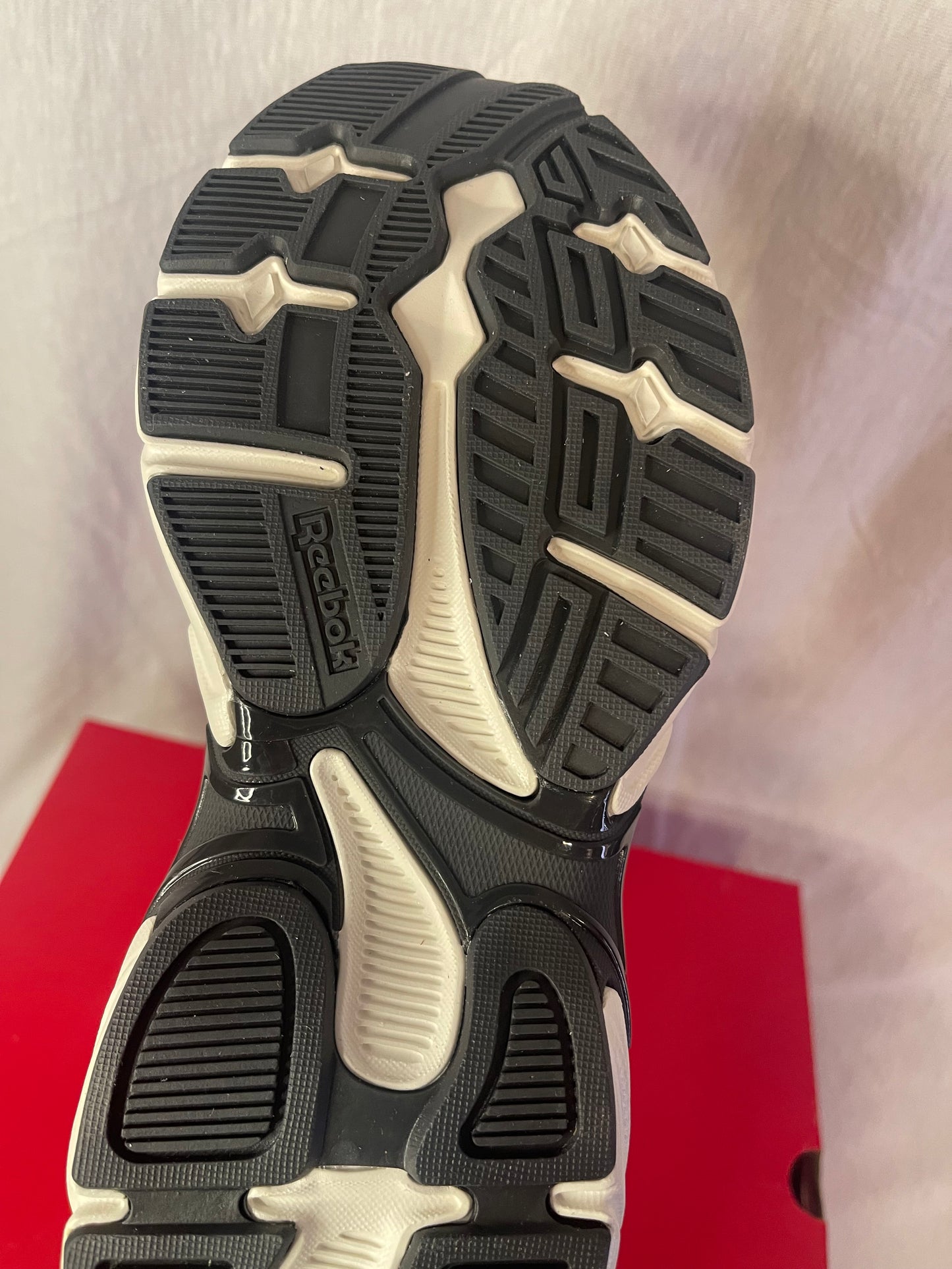 NEW IN BOX / Women's Size 8 Reebok Shoes