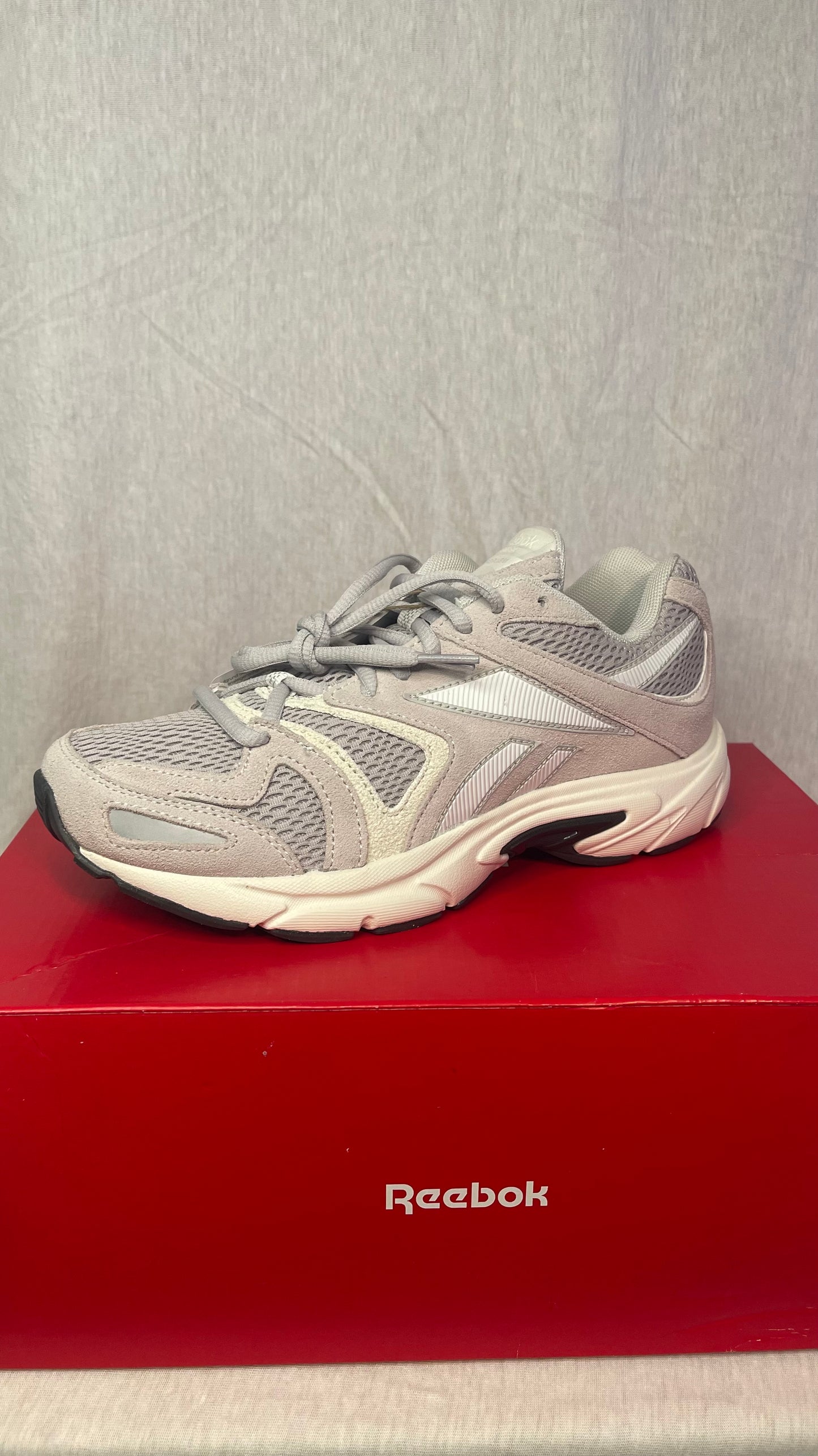 NEW IN BOX / Women's Size 8 Reebok Shoes