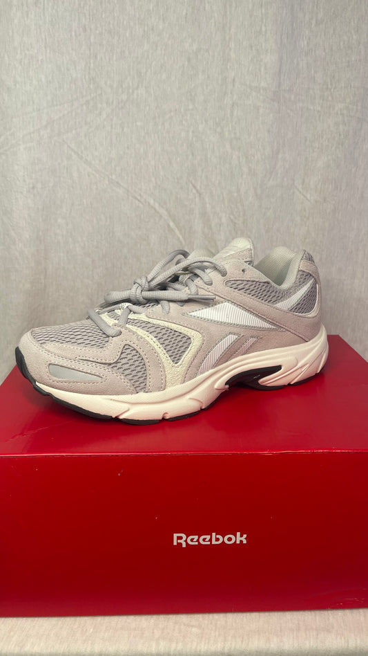 NEW IN BOX / Women's Size 8 Reebok Shoes