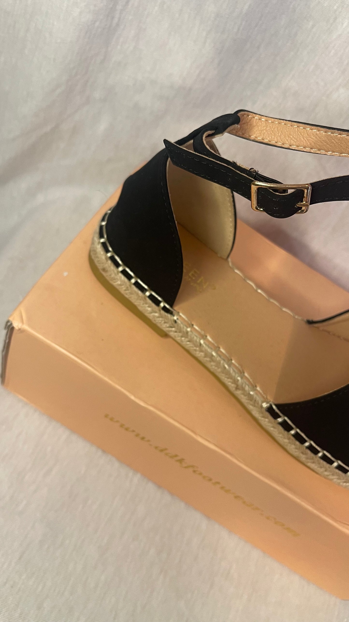 NEW IN BOX / Size 8 1/2 Black Sandals